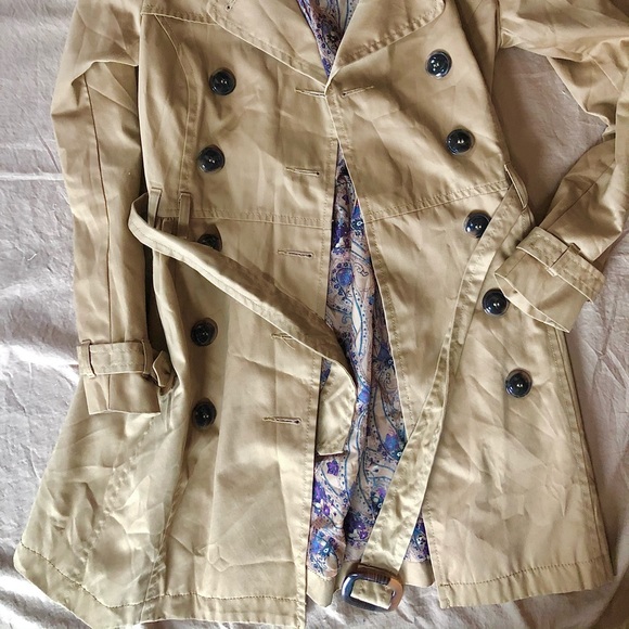 Cute Women’s Coat 🧥 - Picture 3 of 4